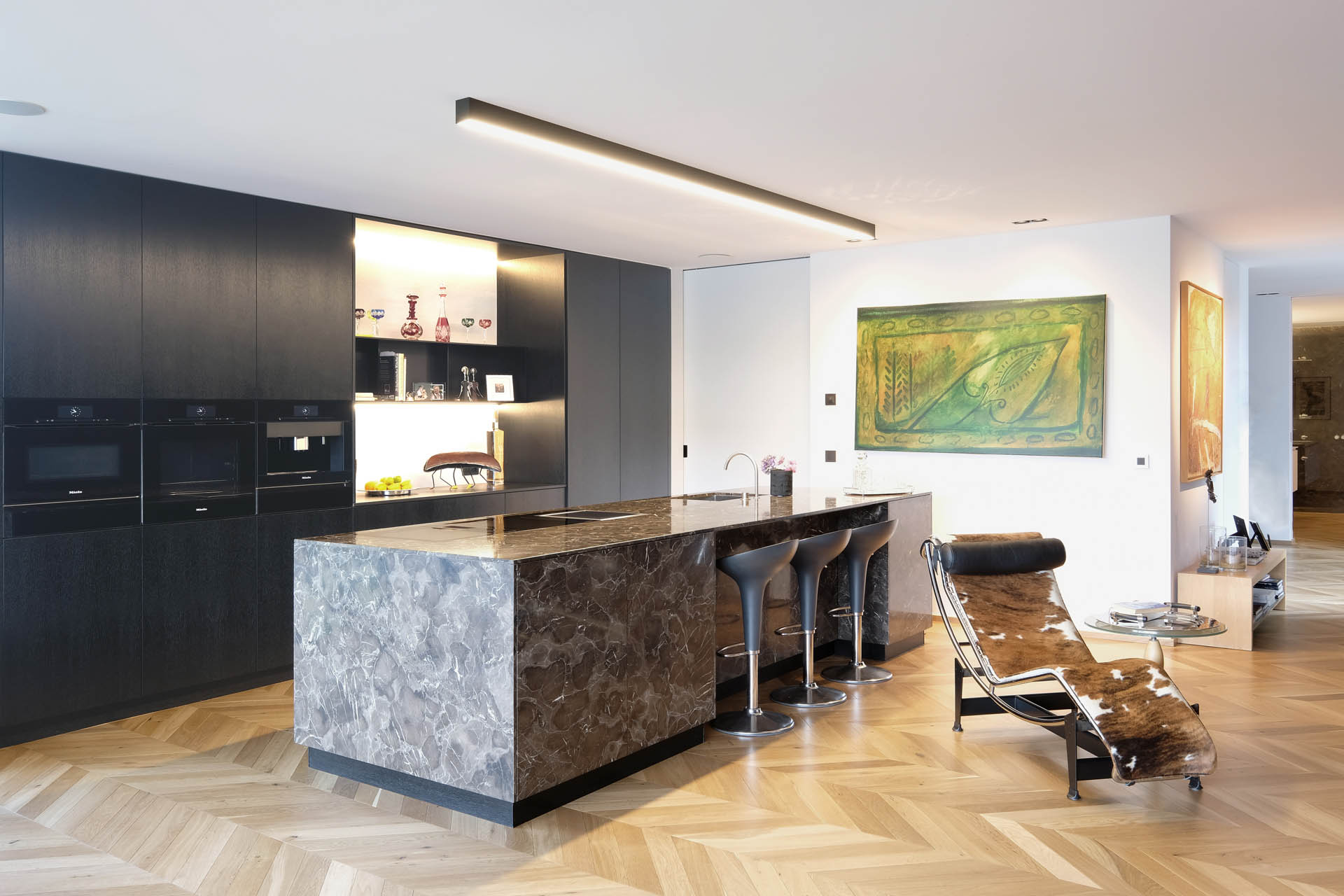 Moderner Küchenblock veredelt mit braunem Marmor