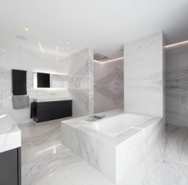 Einzigartige Badgestaltung mit Naturstein - weißer Marmor in Dusche und Bad mit Designarmaturen von Dornbracht